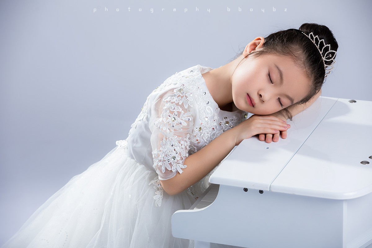 她又不是永远这么可爱，当然要拍照记录呀。