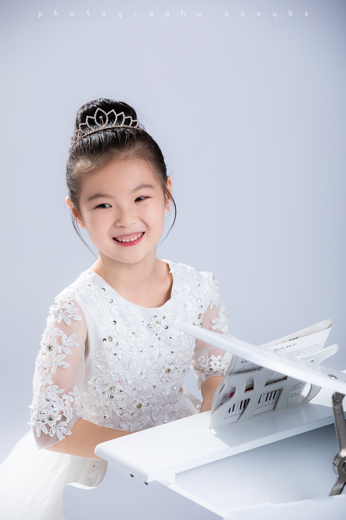 她又不是永远这么可爱，当然要拍照记录呀。