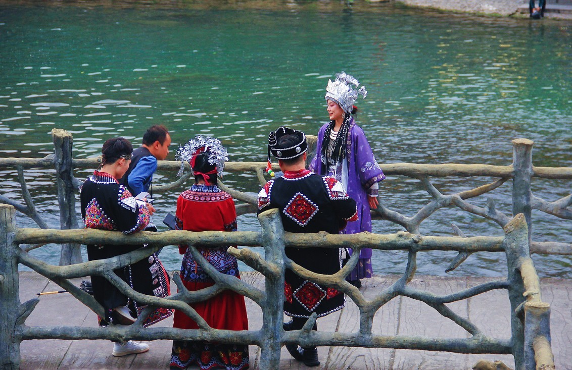 旅游抓拍竟然遇上《打劫的和妹子花草风景》片，出行要小心！来组热闹贴周末愉快！