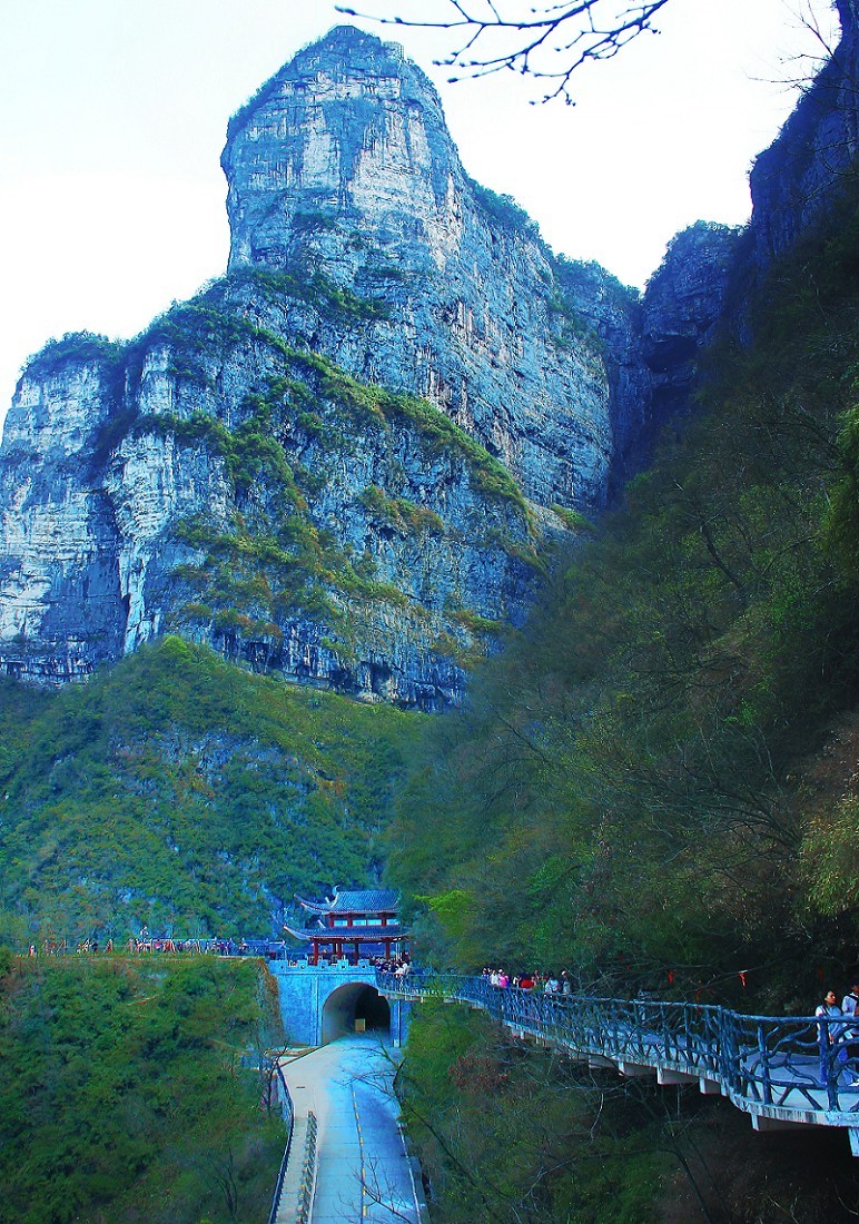旅游抓拍竟然遇上《打劫的和妹子花草风景》片，出行要小心！来组热闹贴周末愉快！