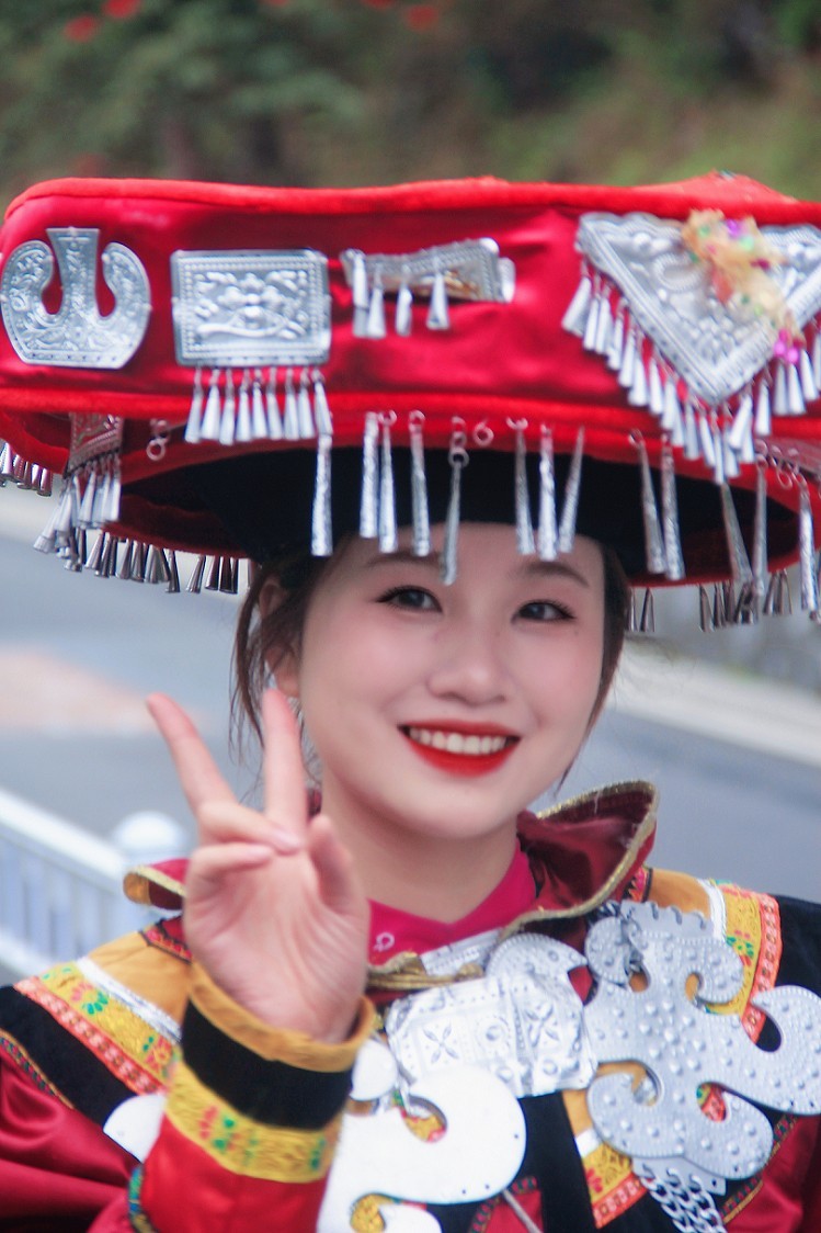 旅游抓拍竟然遇上《打劫的和妹子花草风景》片，出行要小心！来组热闹贴周末愉快！