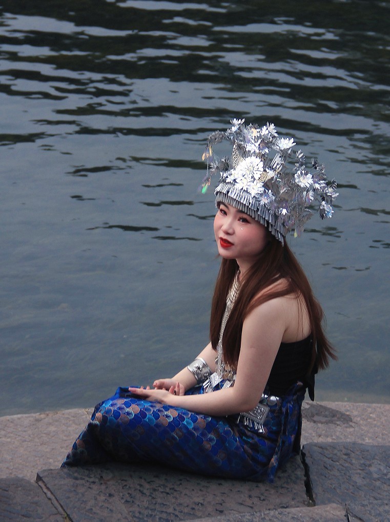 旅游抓拍竟然遇上《打劫的和妹子花草风景》片，出行要小心！来组热闹贴周末愉快！