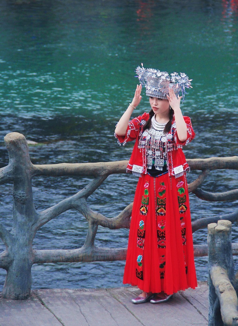 旅游抓拍竟然遇上《打劫的和妹子花草风景》片，出行要小心！来组热闹贴周末愉快！