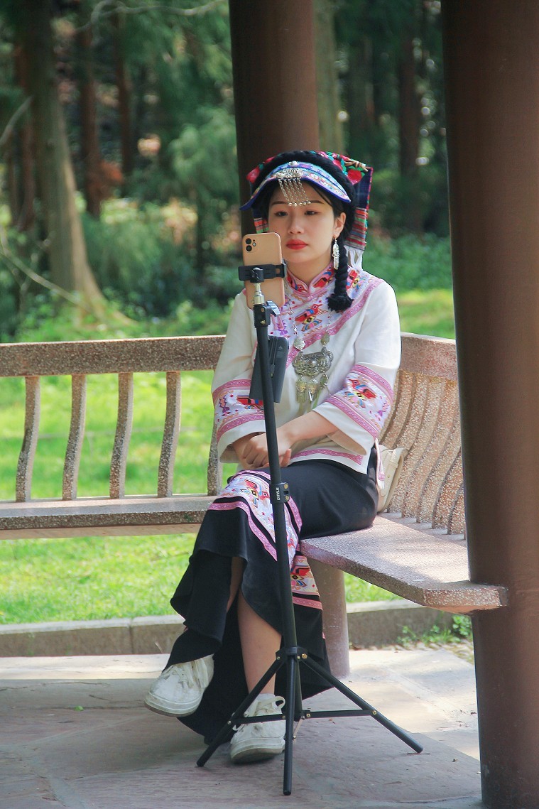 旅游抓拍竟然遇上《打劫的和妹子花草风景》片，出行要小心！来组热闹贴周末愉快！