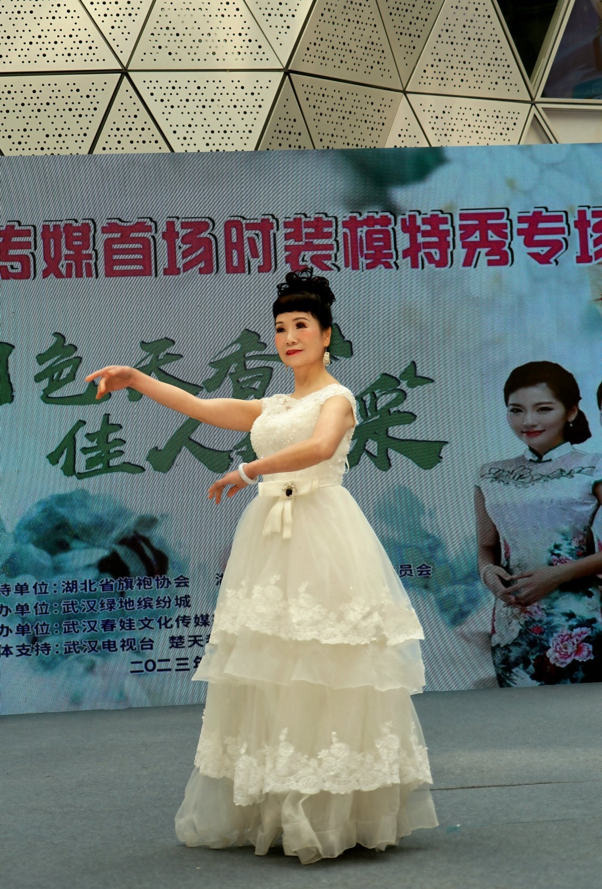 室内环境人像---舞台走秀美女！