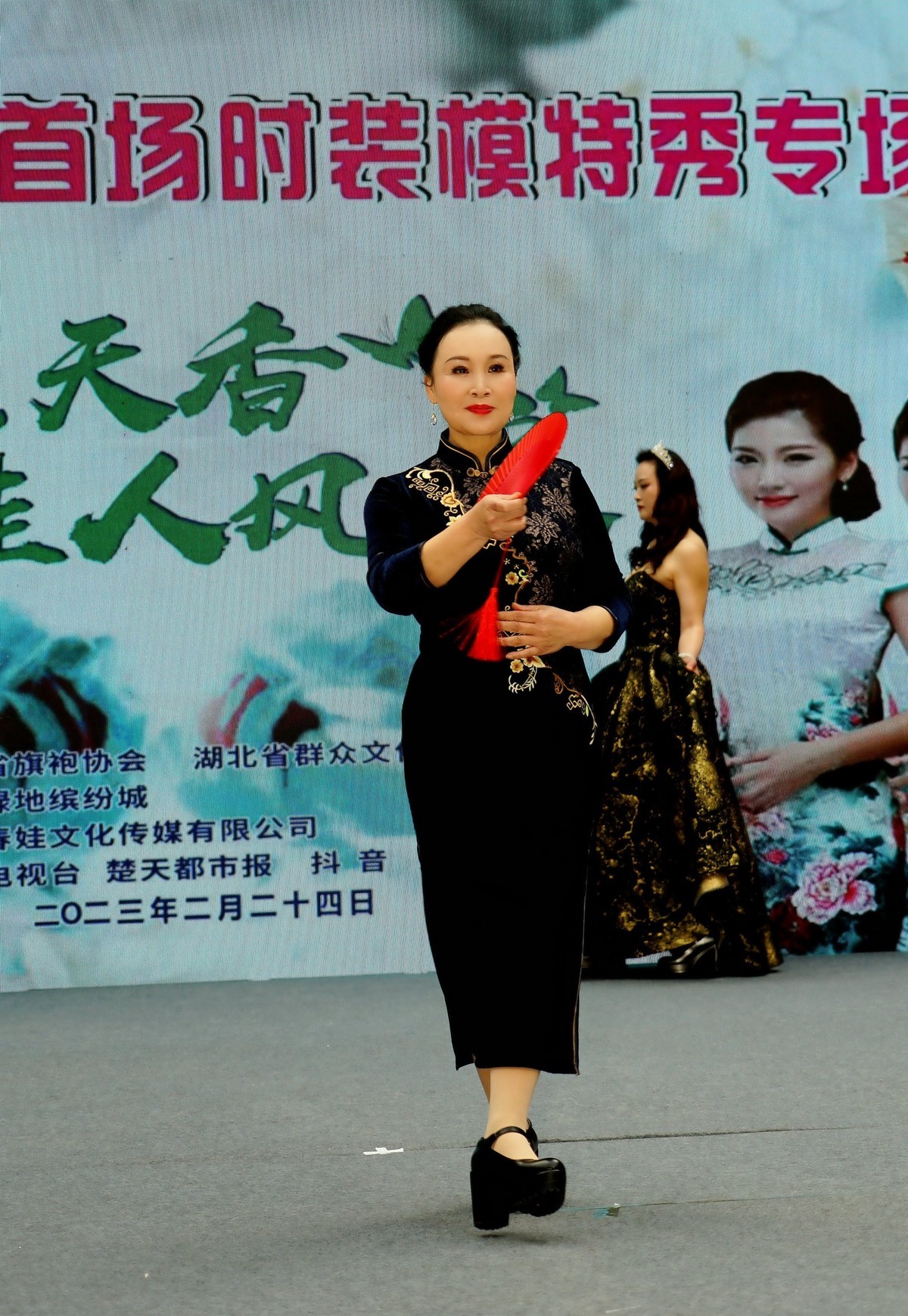 室内环境人像---舞台走秀美女！