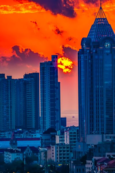 烟云缥缈鱼山晚  夕阳无限好  愿留人间映晚霞