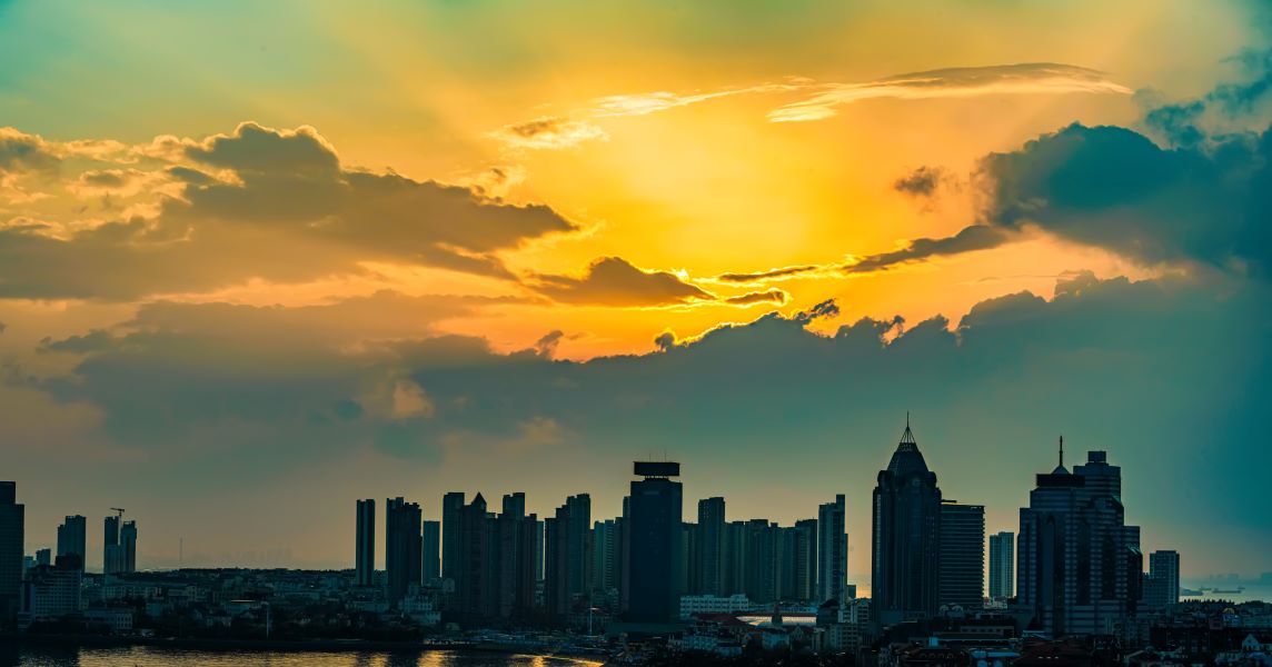 烟云缥缈鱼山晚  夕阳无限好  愿留人间映晚霞