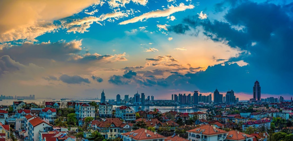 烟云缥缈鱼山晚  夕阳无限好  愿留人间映晚霞