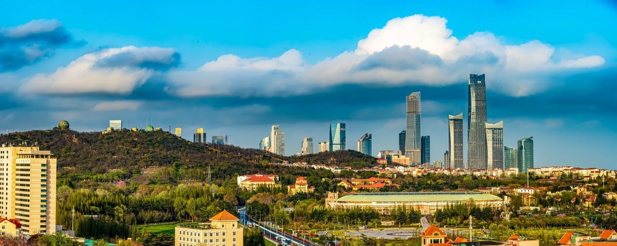 烟云缥缈鱼山晚  夕阳无限好  愿留人间映晚霞