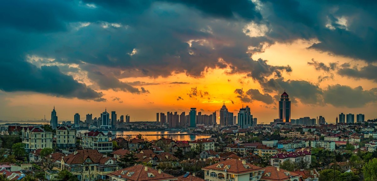 烟云缥缈鱼山晚  夕阳无限好  愿留人间映晚霞