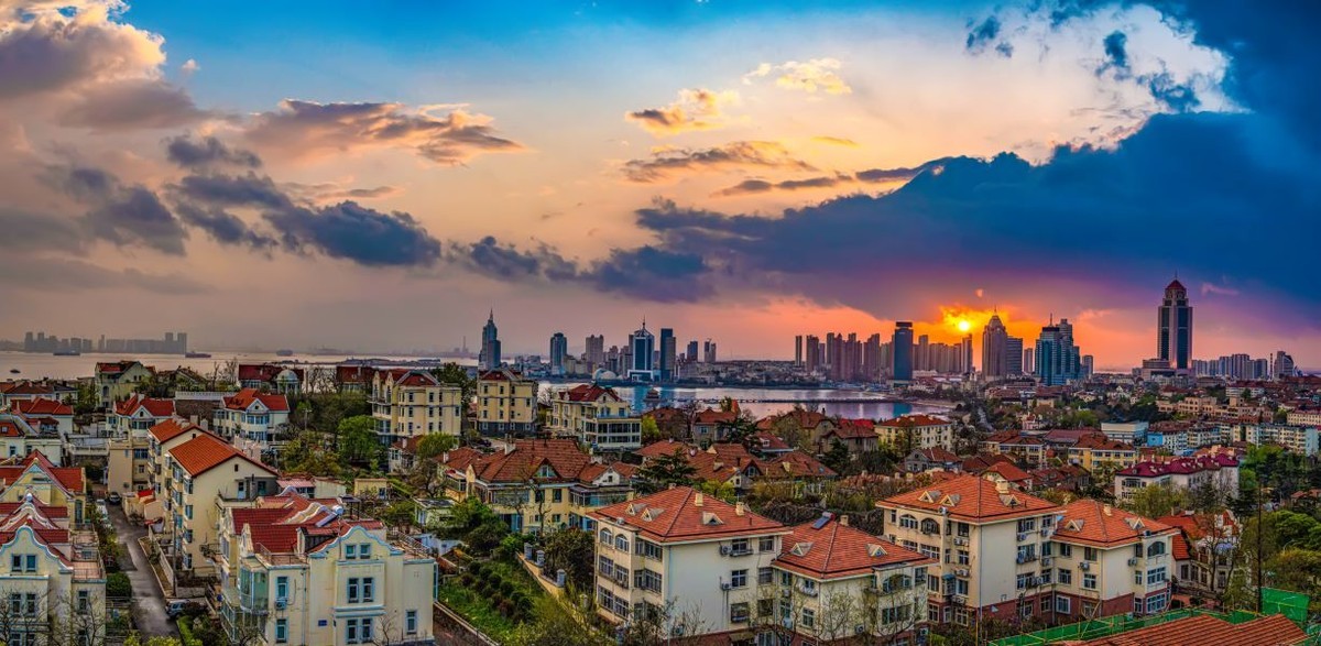 烟云缥缈鱼山晚  夕阳无限好  愿留人间映晚霞