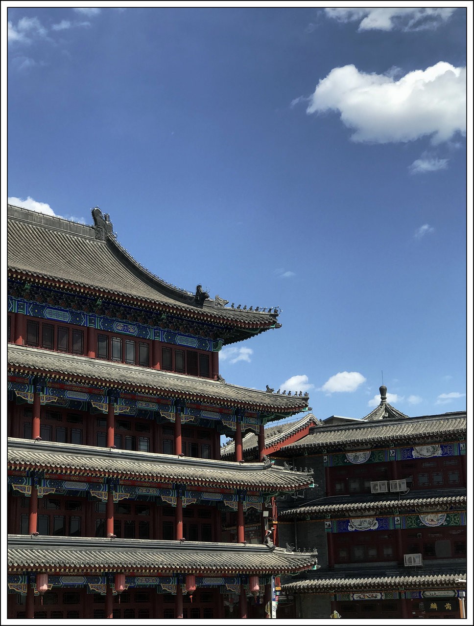 亭台楼阁白云环绕