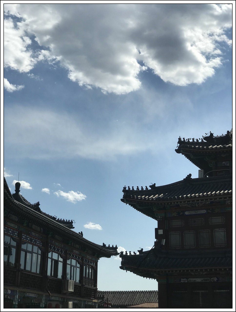 亭台楼阁白云环绕