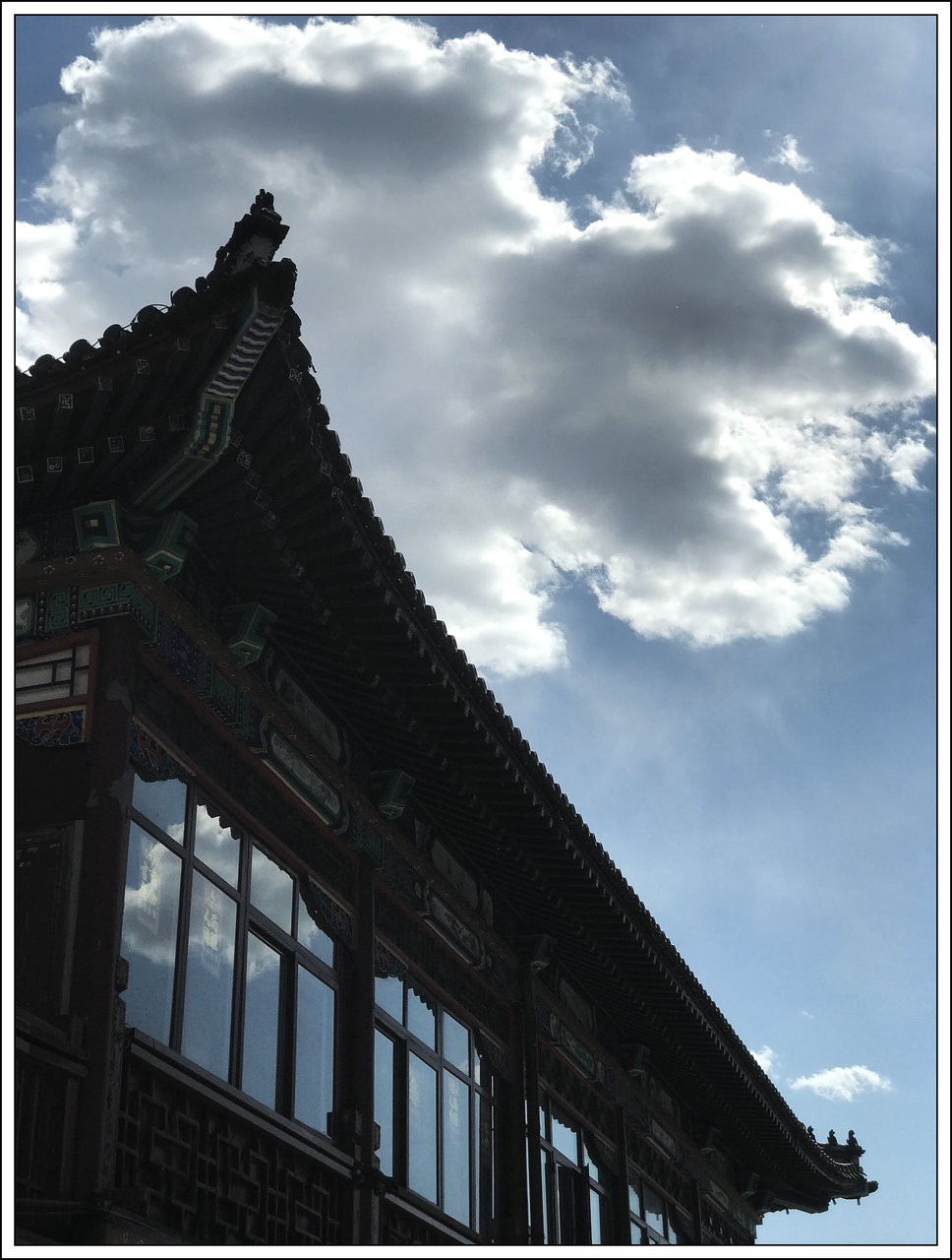 亭台楼阁白云环绕