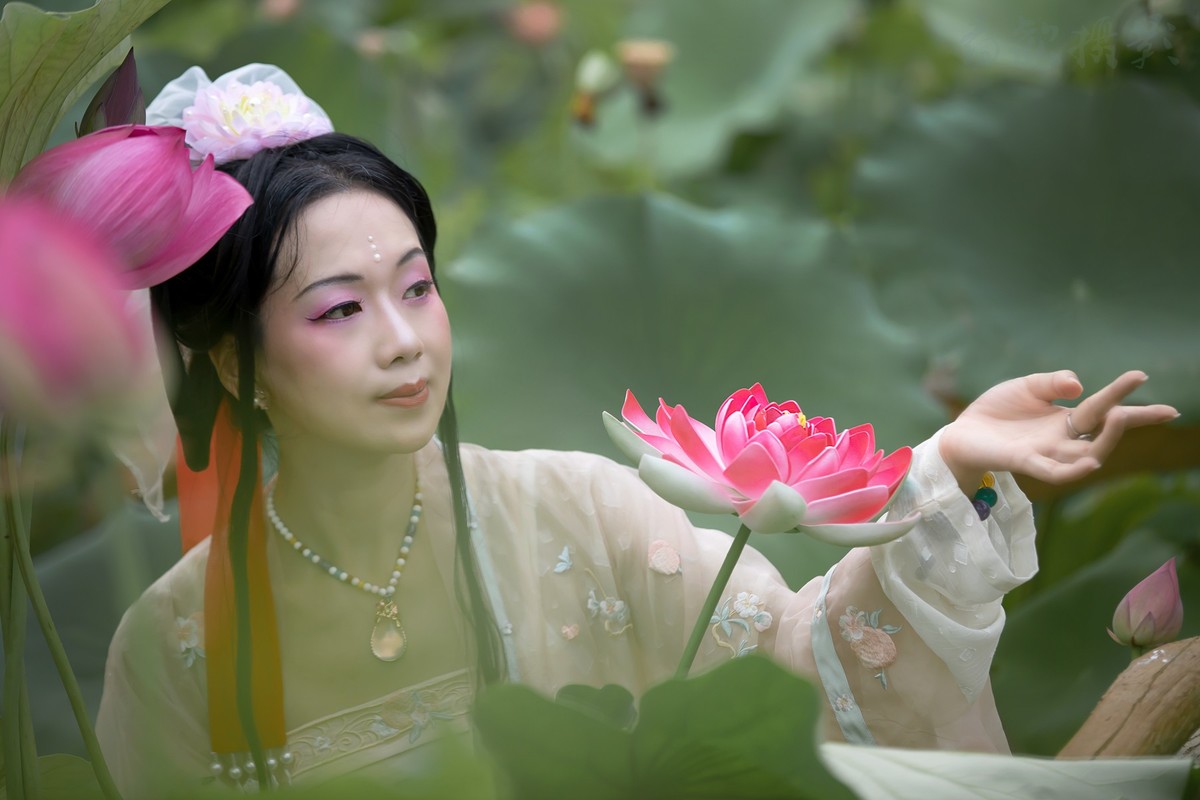 荷叶罗裙一色裁，芙蓉向脸两边开。