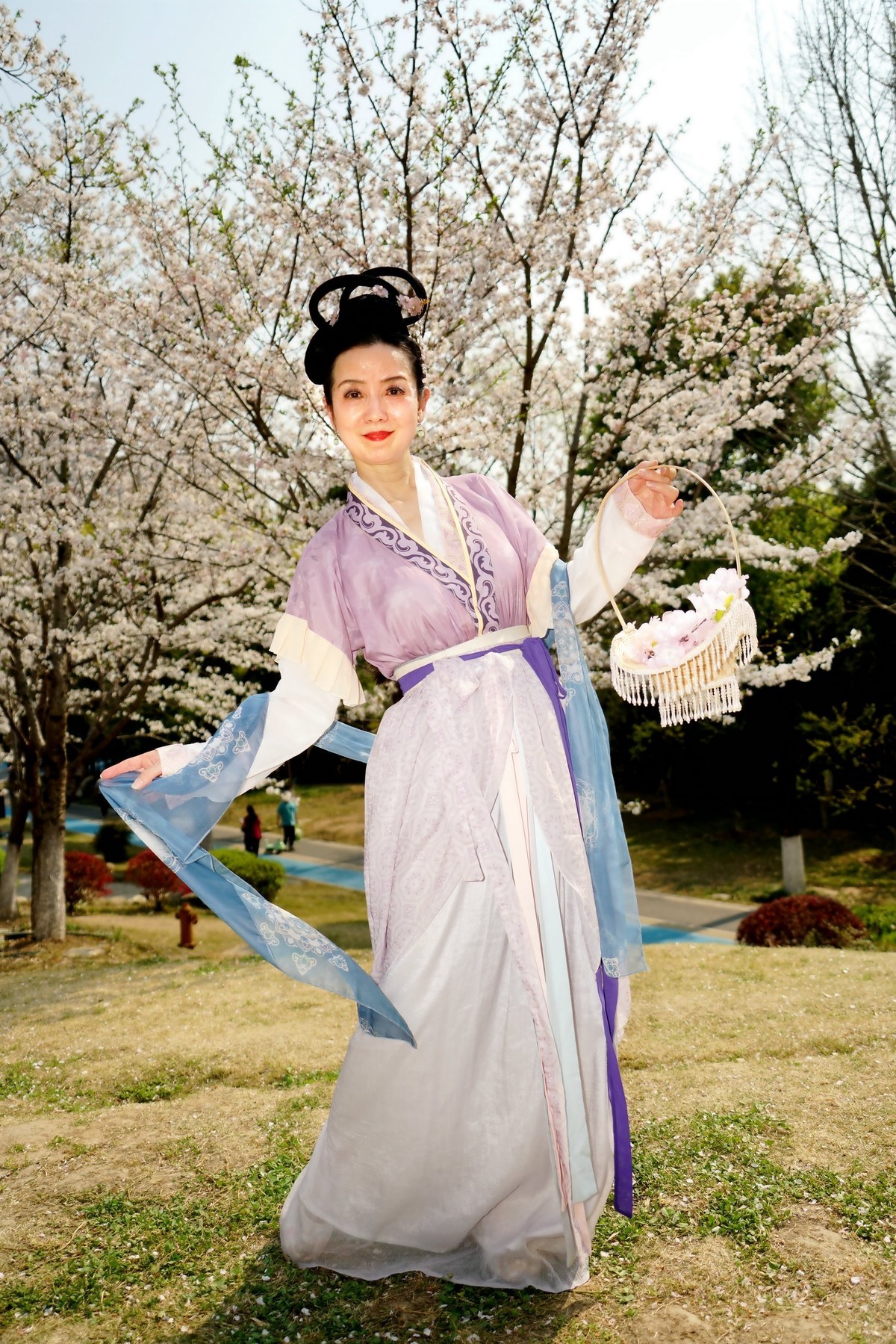樱花树下的古装美女！