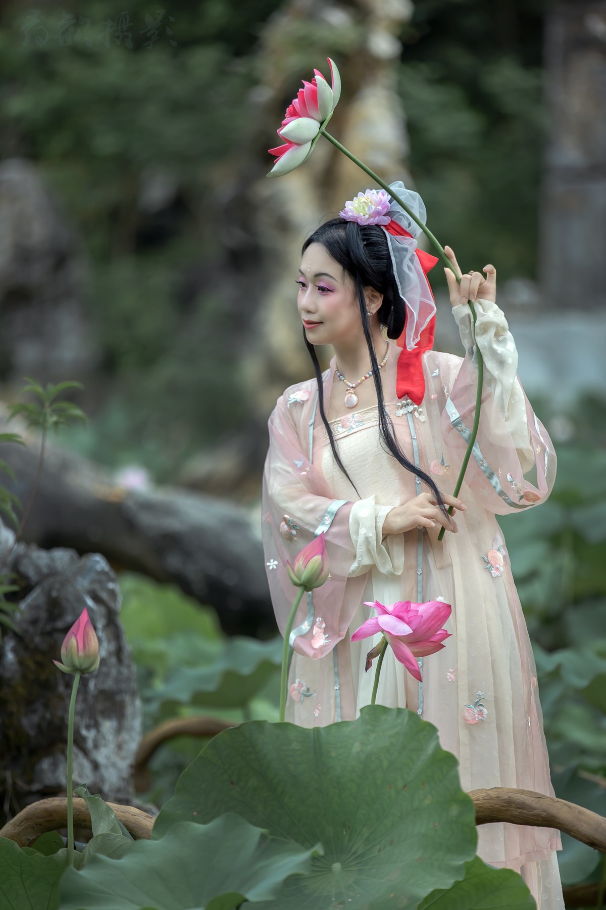 荷叶罗裙一色裁，芙蓉向脸两边开。