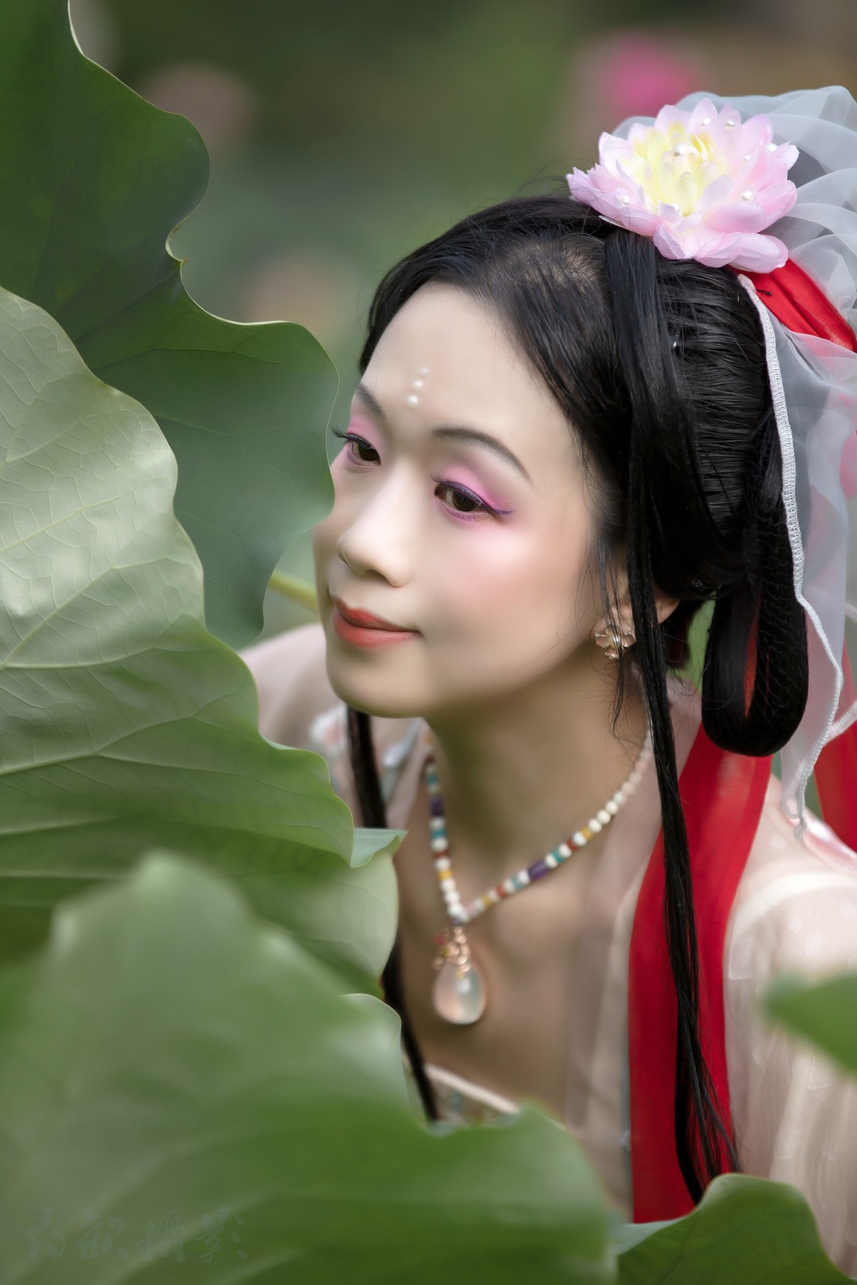 荷叶罗裙一色裁，芙蓉向脸两边开。