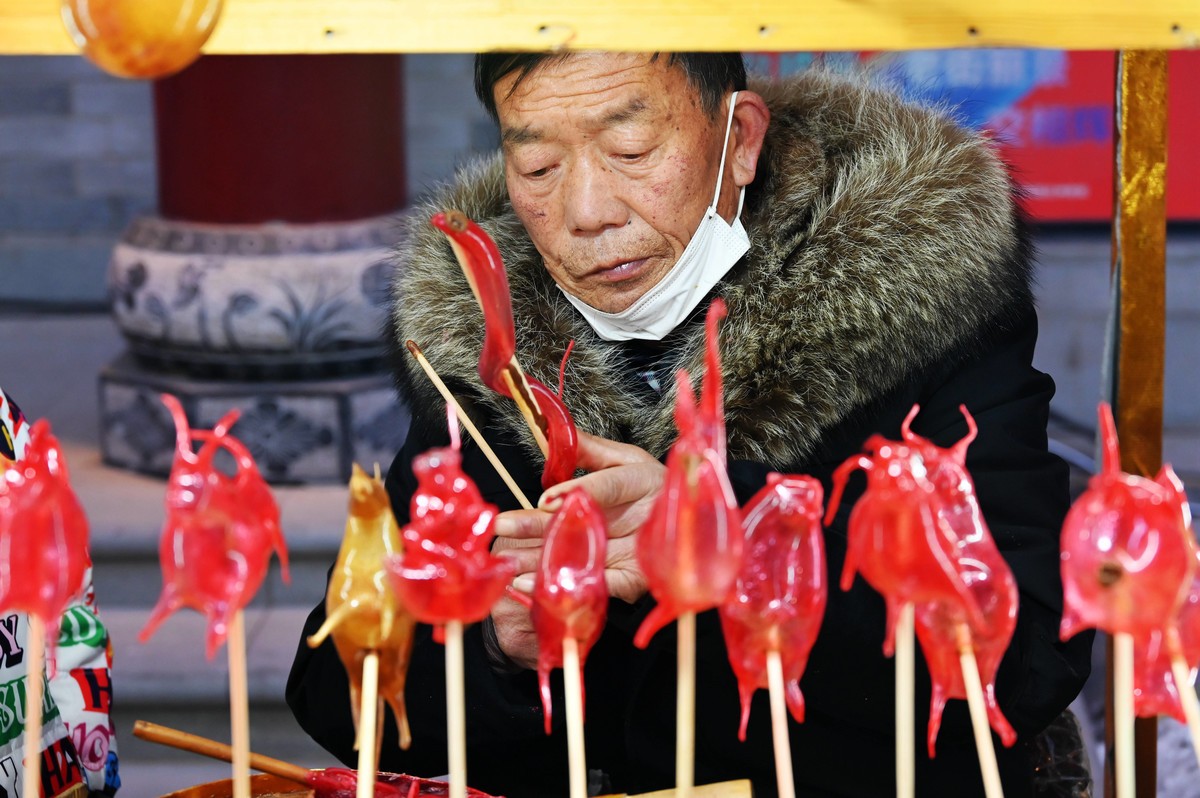 春节期间兰州老街游人如潮由其是夜景灯光秀更精彩。