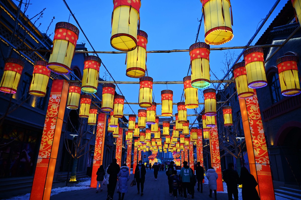 春节期间兰州老街游人如潮由其是夜景灯光秀更精彩。