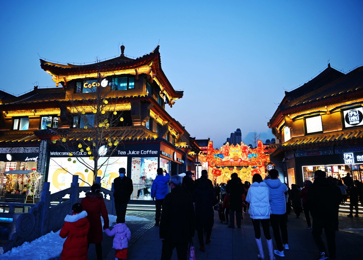 春节期间兰州老街游人如潮由其是夜景灯光秀更精彩。