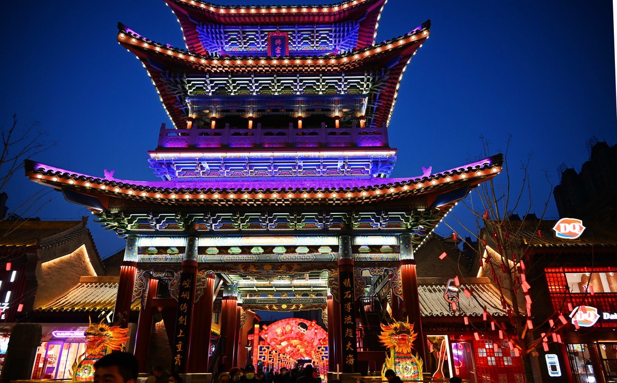 春节期间兰州老街游人如潮由其是夜景灯光秀更精彩。