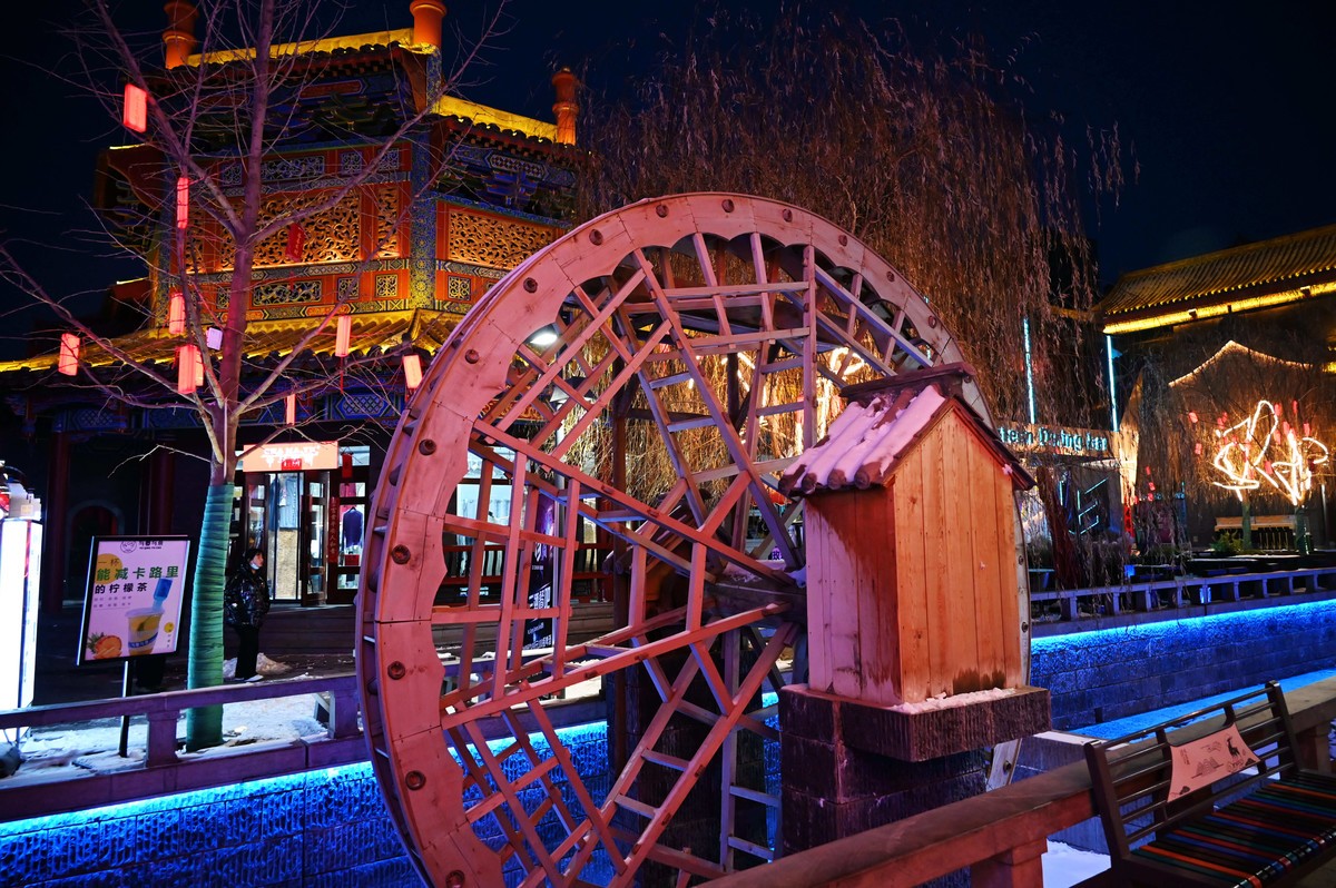 春节期间兰州老街游人如潮由其是夜景灯光秀更精彩。