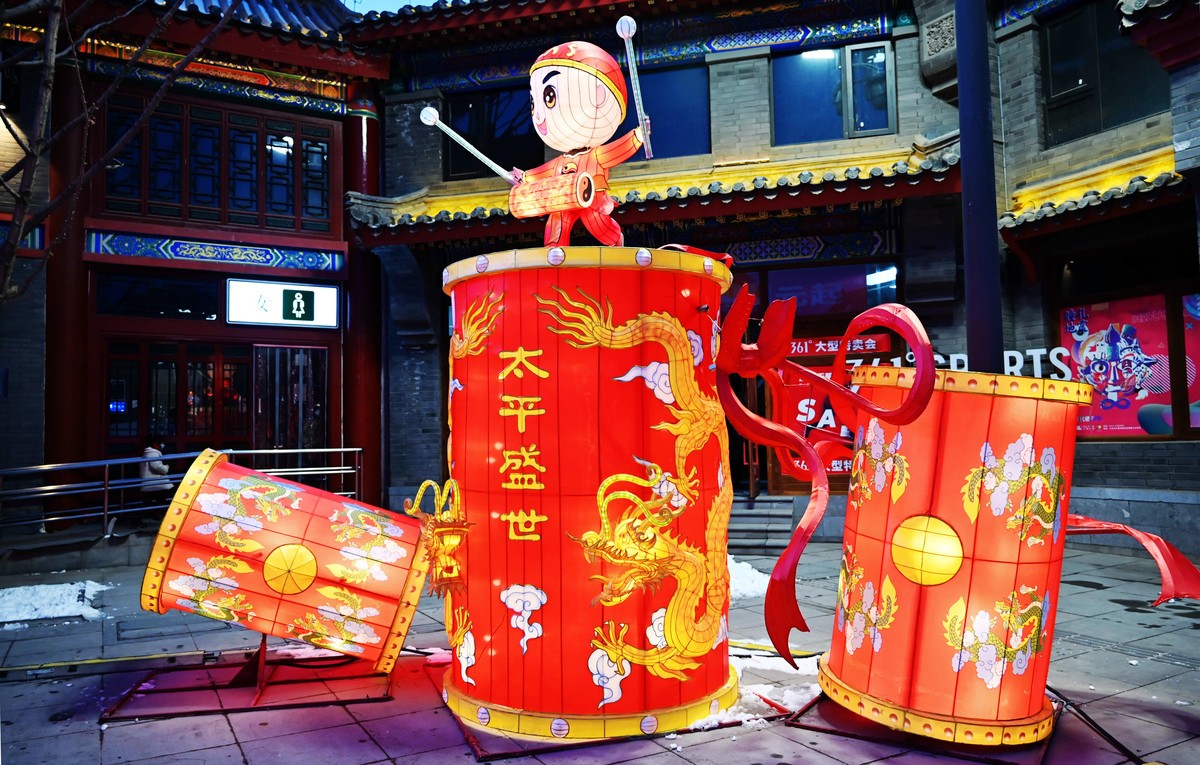 春节期间兰州老街游人如潮由其是夜景灯光秀更精彩。