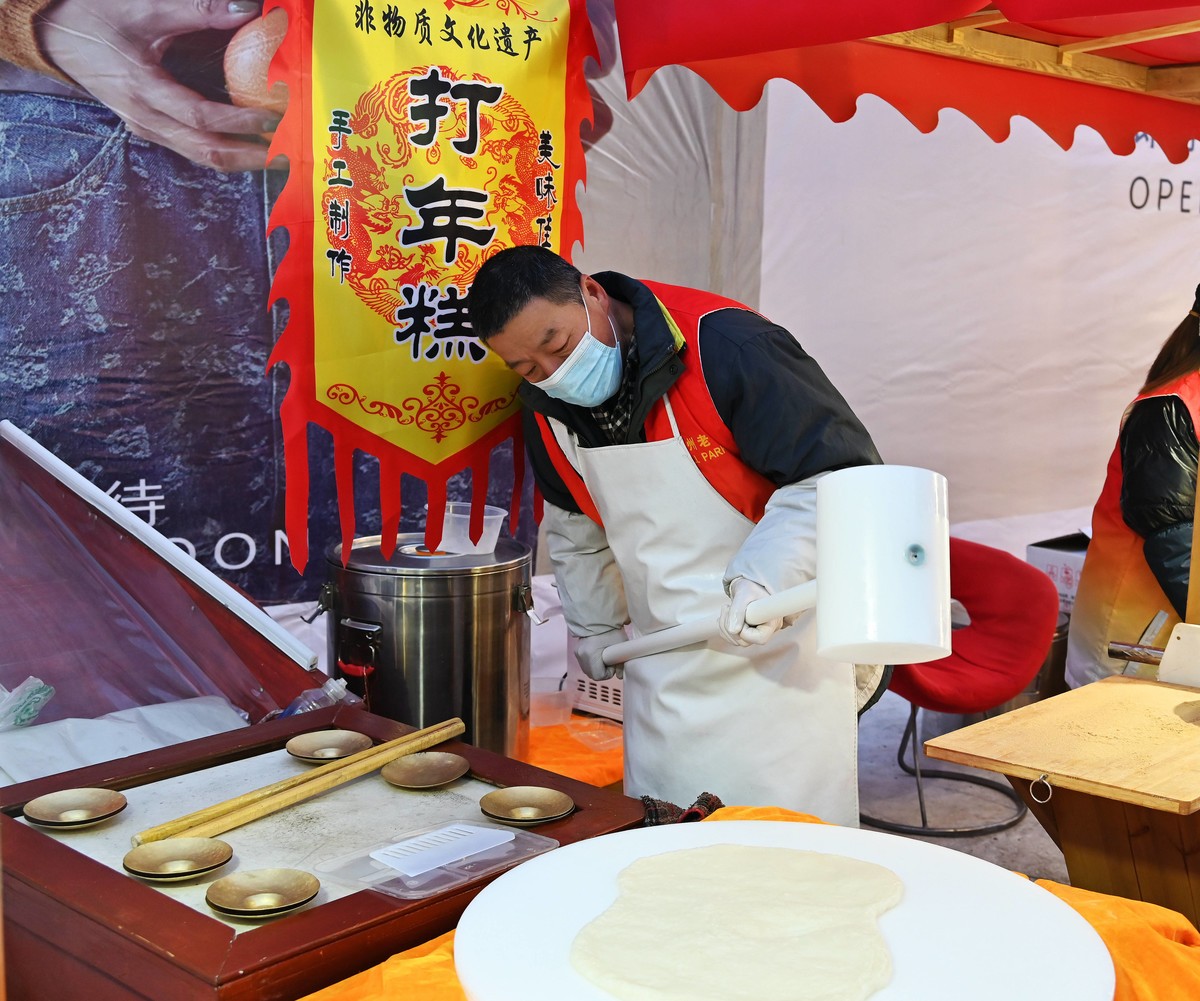 春节期间兰州老街游人如潮由其是夜景灯光秀更精彩。