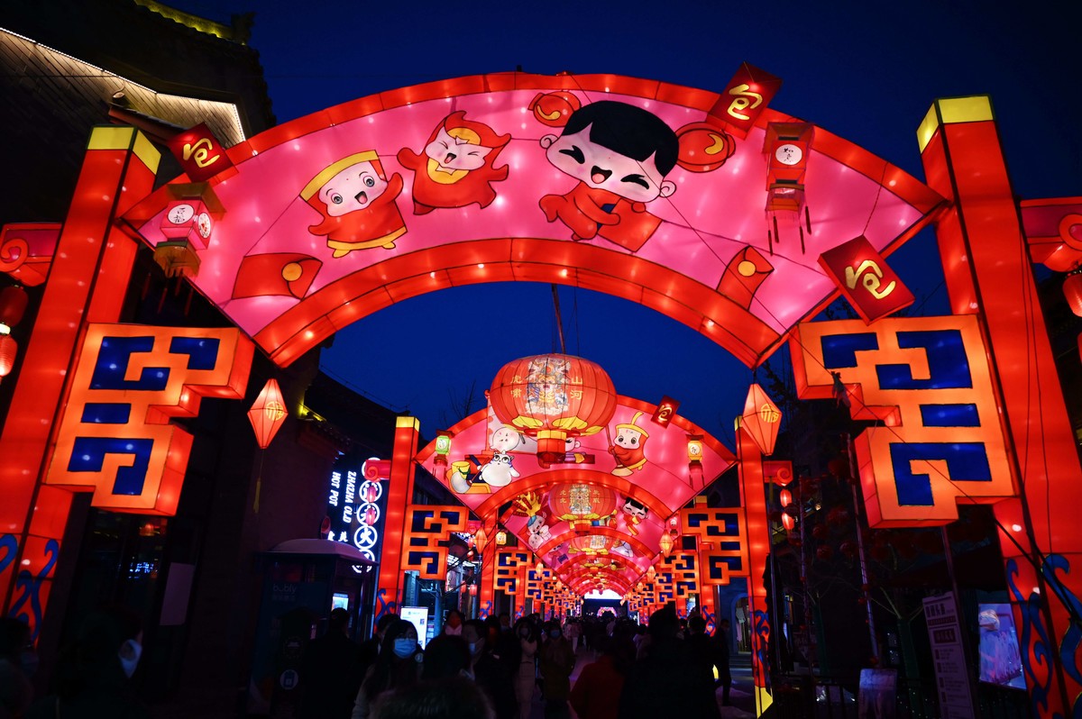 春节期间兰州老街游人如潮由其是夜景灯光秀更精彩。