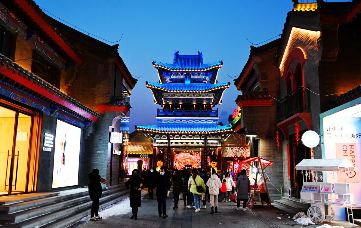 春节期间兰州老街游人如潮由其是夜景灯光秀更精彩。