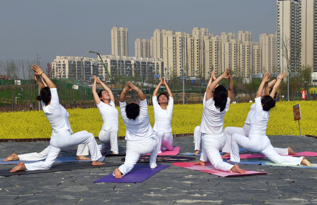 菜花田间练瑜伽功