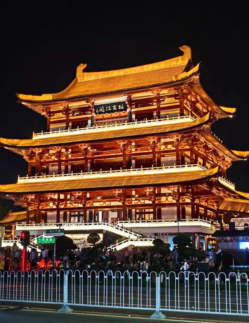 杜甫江阁亮灯了