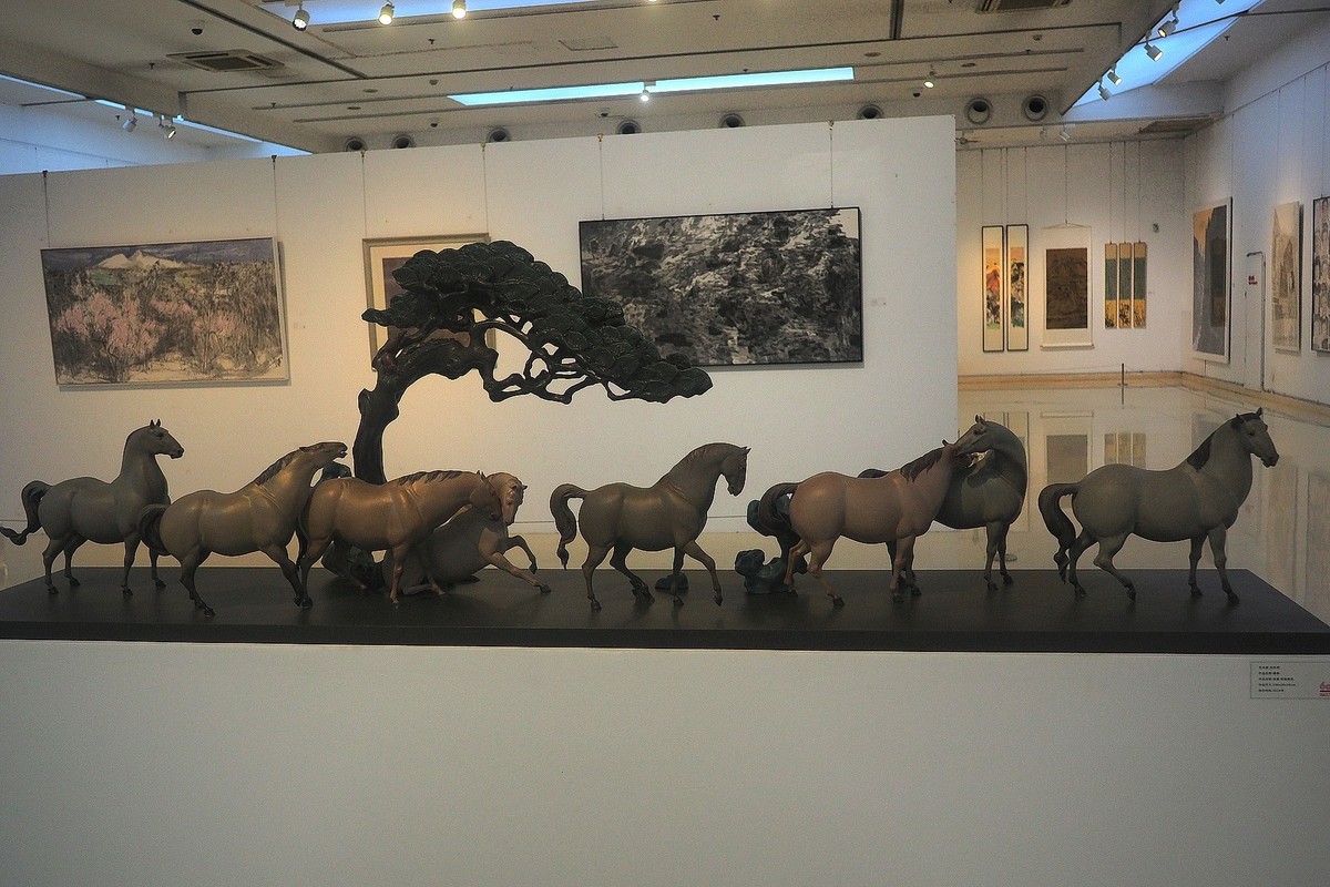 《河北工艺美术职业学院建校60周年回顾展》上