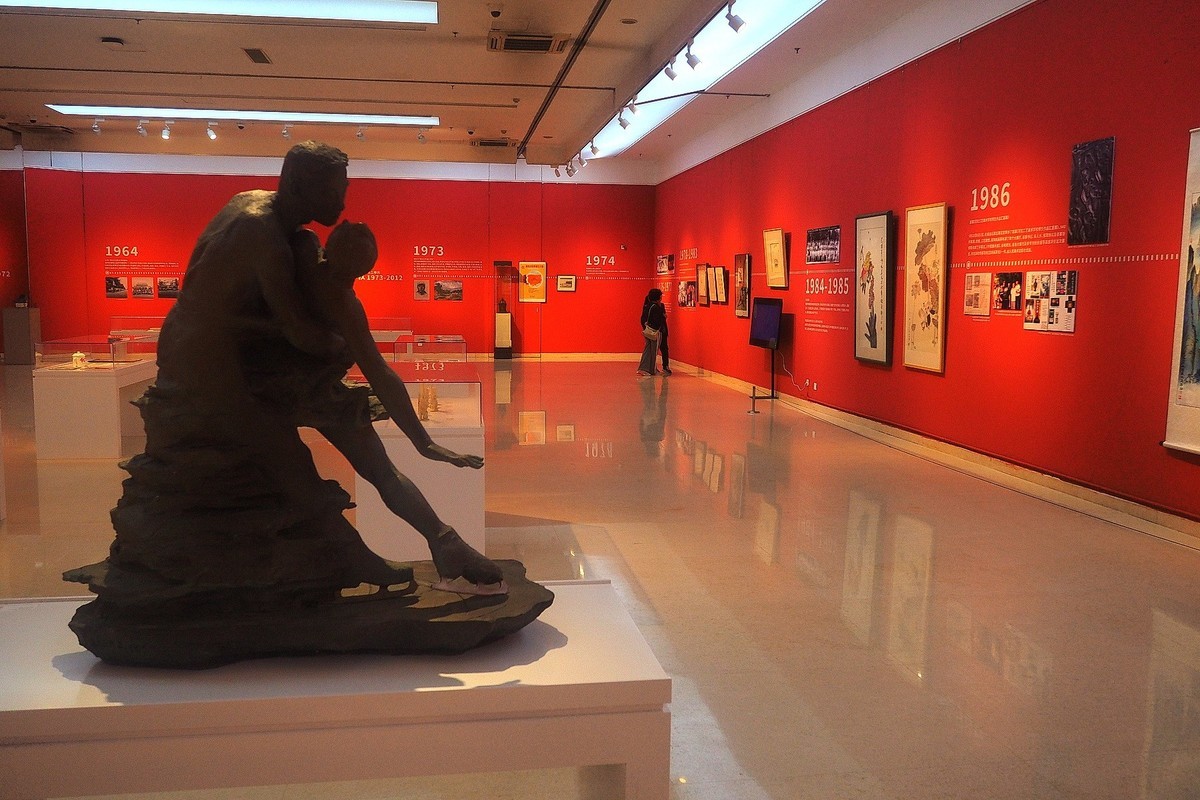 《河北工艺美术职业学院建校60周年回顾展》上