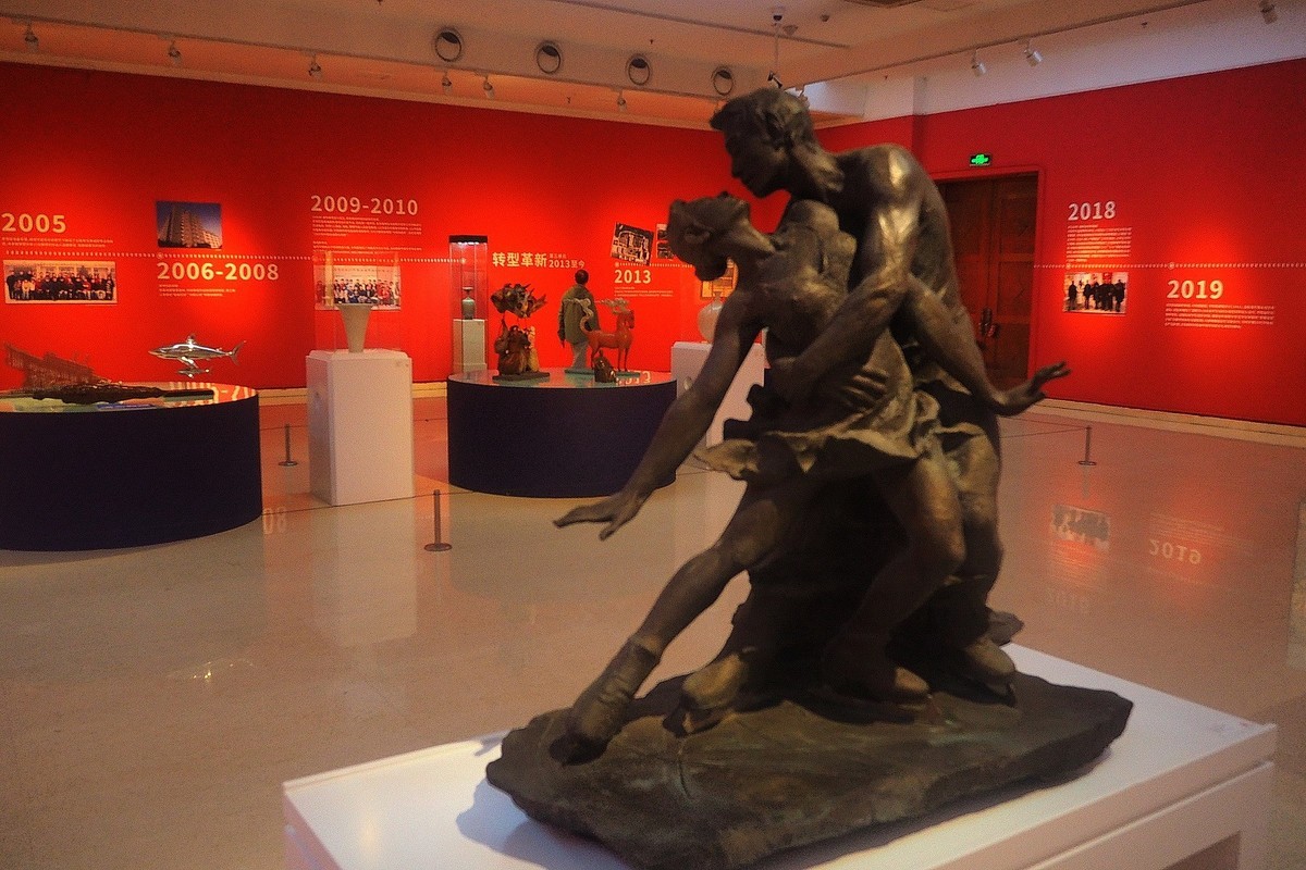 《河北工艺美术职业学院建校60周年回顾展》上