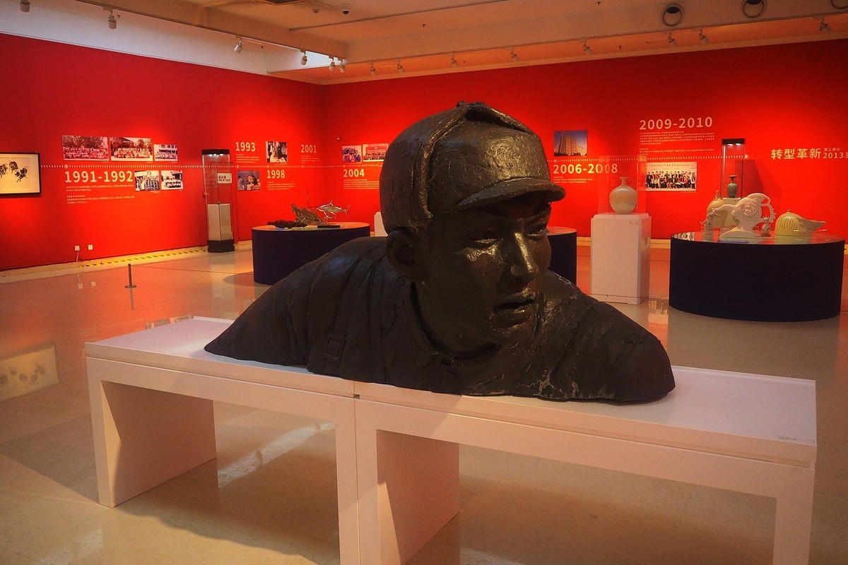 《河北工艺美术职业学院建校60周年回顾展》上