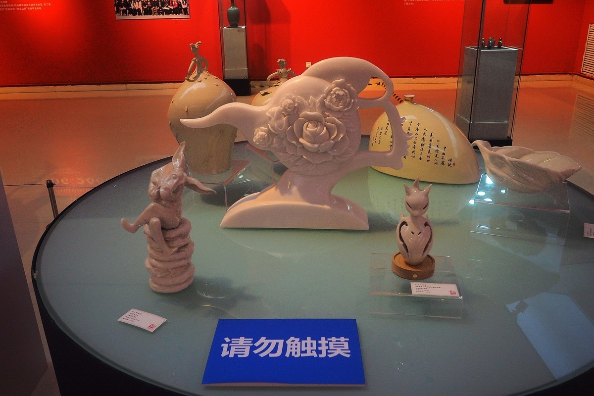 《河北工艺美术职业学院建校60周年回顾展》上