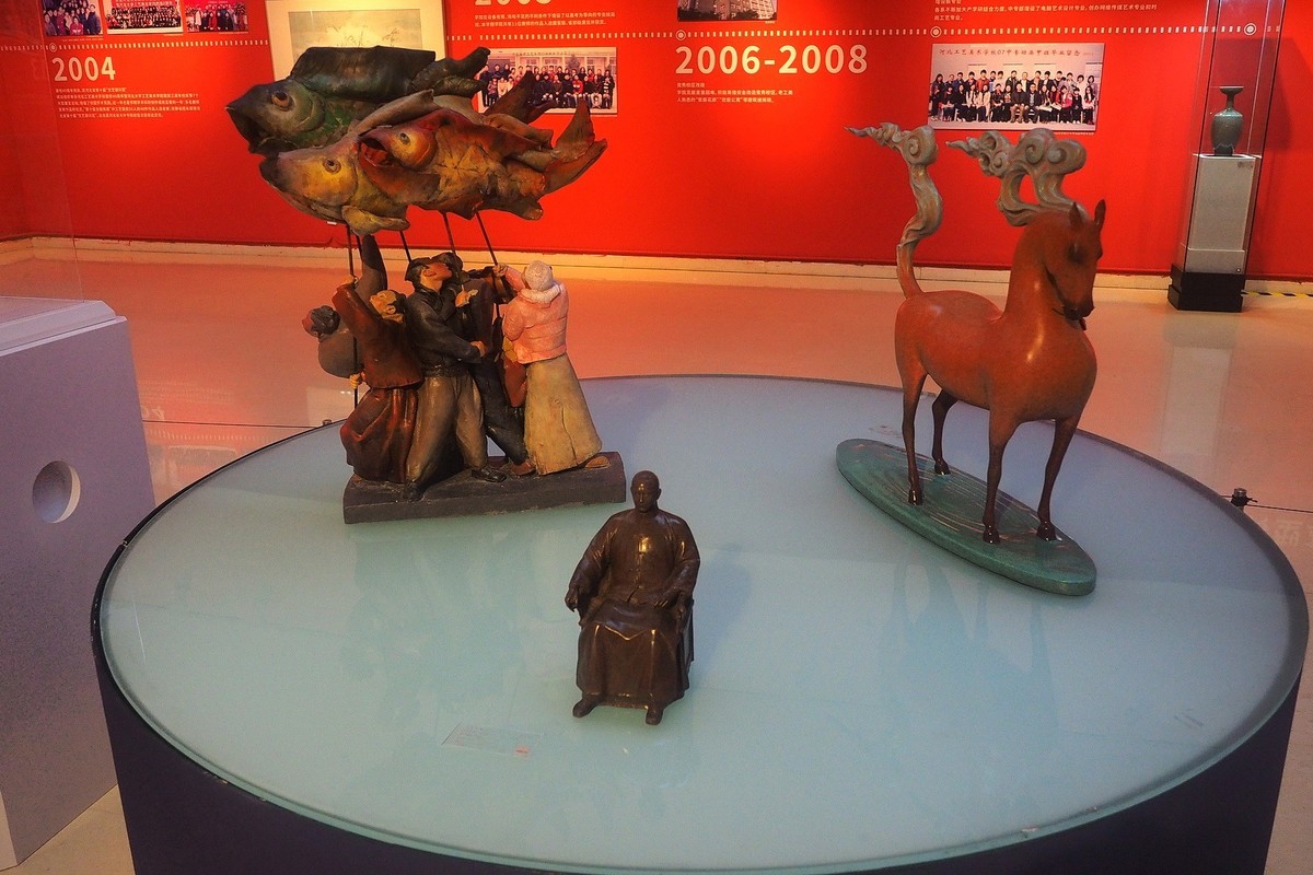 《河北工艺美术职业学院建校60周年回顾展》上