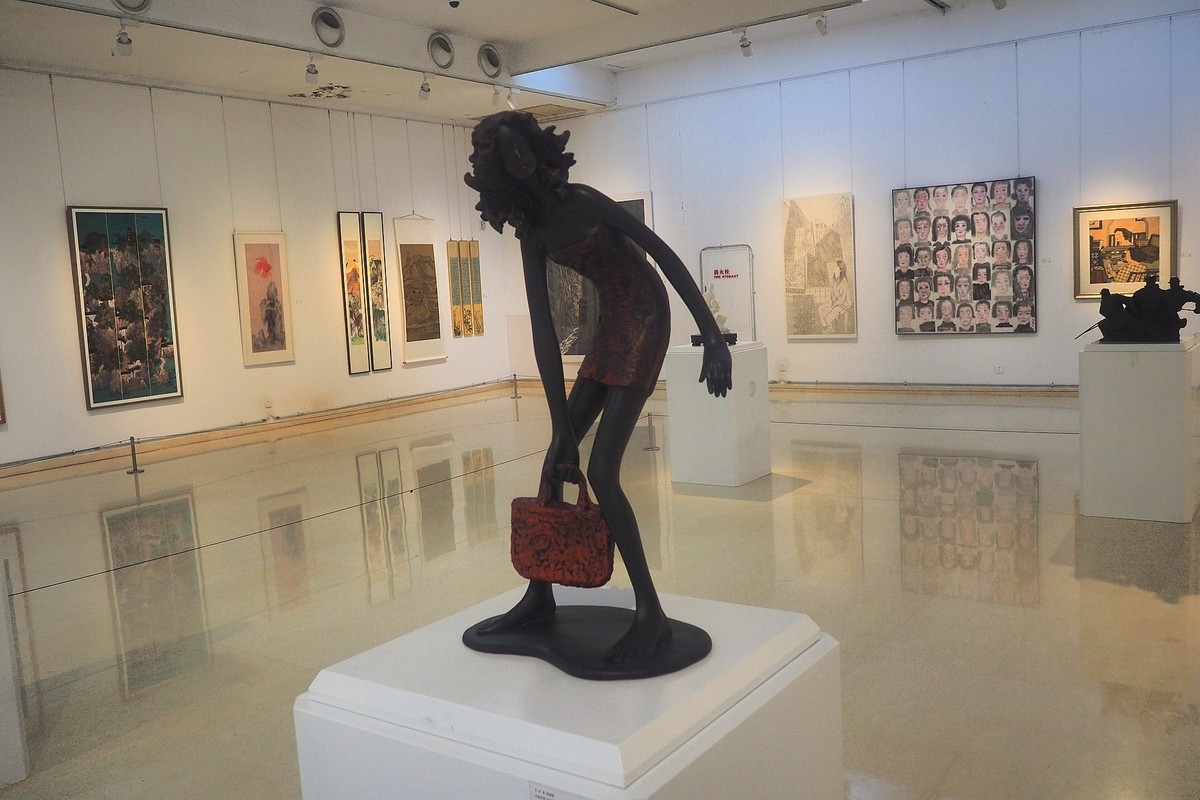 《河北工艺美术职业学院建校60周年回顾展》上