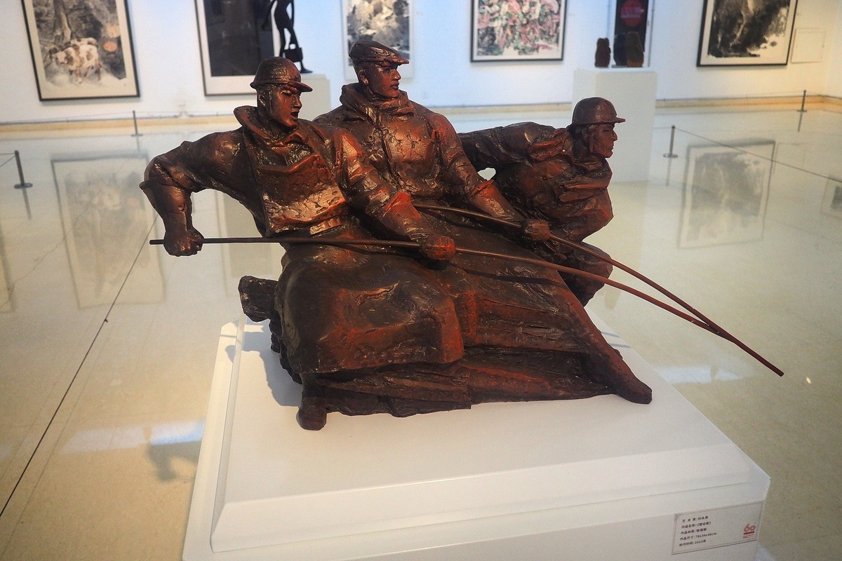 《河北工艺美术职业学院建校60周年回顾展》上