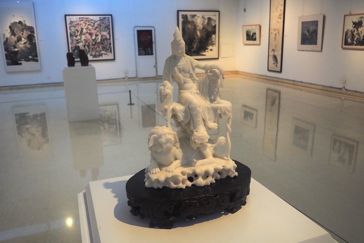 《河北工艺美术职业学院建校60周年回顾展》上