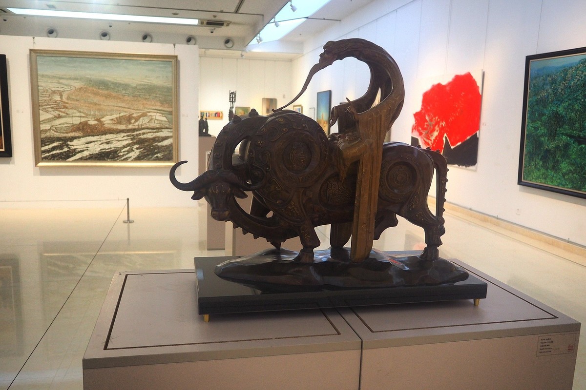 《河北工艺美术职业学院建校60周年回顾展》上