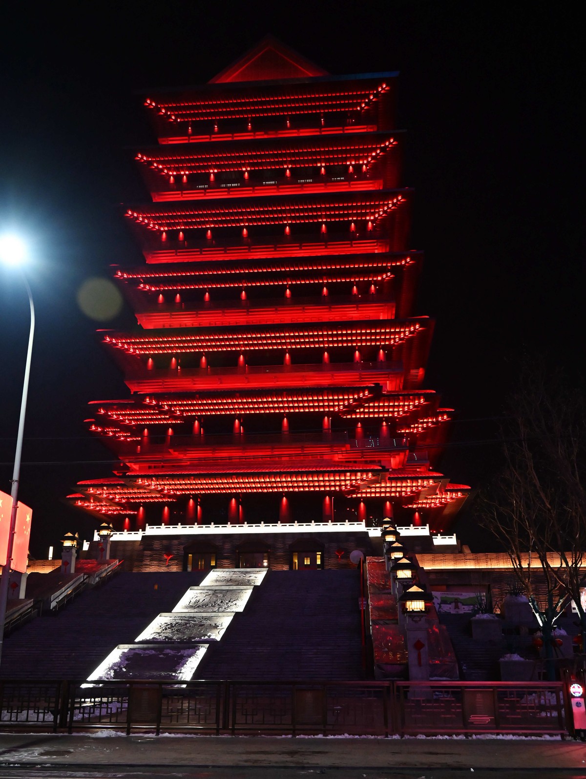 春节期间兰州老街游人如潮由其是夜景灯光秀更精彩。