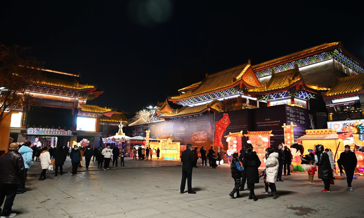 春节期间兰州老街游人如潮由其是夜景灯光秀更精彩。