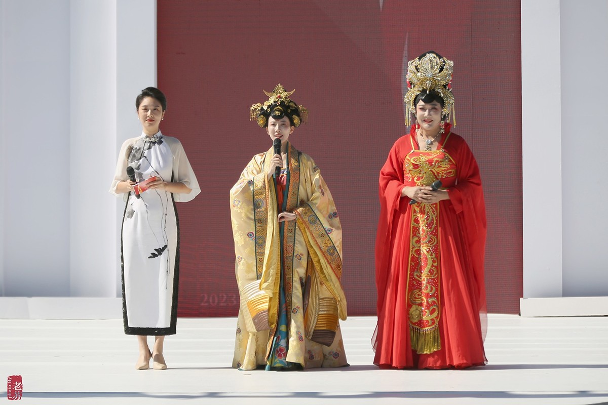 中年油腻男，国庆节追星皮卡晨小姐姐