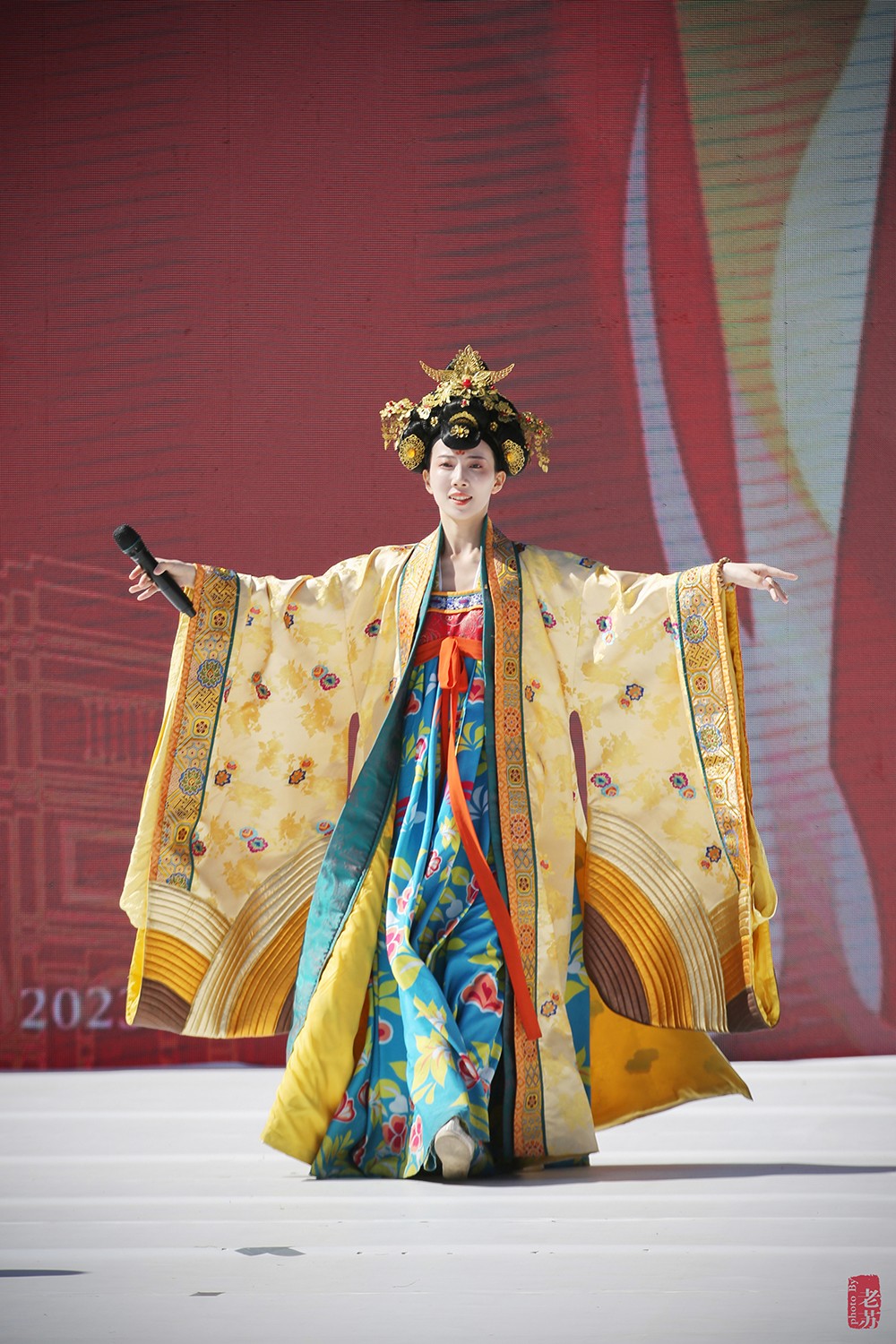 中年油腻男，国庆节追星皮卡晨小姐姐