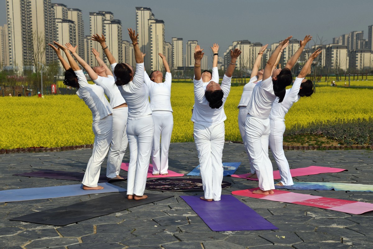 菜花田间练瑜伽功