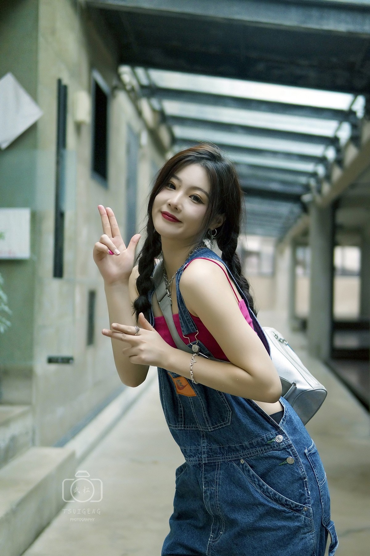 牛仔背带裤女孩